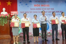Chủ tịch Ủy ban nhân dân tỉnh Vĩnh Long Lữ Quang Ngời trao Bằng khen cho người nộp thuế tiêu biểu. 