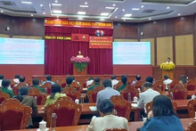 Quang cảnh lớp bồi dưỡng điểm cầu chính tại Tỉnh ủy Vĩnh Long. 