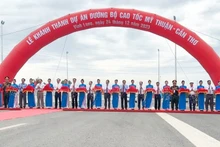 Phó Thủ tướng Trần Lưu Quang dự lễ khánh thành cao tốc Mỹ Thuận-Cần Thơ.