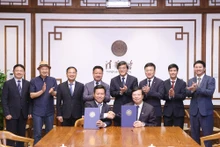 Giám đốc Đại học Quốc gia Hà Nội Lê Quân và Giám đốc Đại học Thanh Hoa Khưu Dũng ký kết biên bản ghi nhớ hợp tác giữa hai đại học (ngày 27/8/2024) (Ảnh: VNU)
