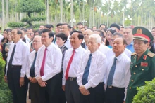 Các đồng chí nguyên lãnh đạo Đảng, Nhà nước và lãnh đạo huyện Hóc Môn tưởng nhớ các chiến sĩ, đồng bào đã hy sinh. (ảnh: THANH DUYÊN)