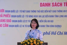 Lãnh đạo Ủy ban nhân dân Thành phố Hồ Chí Minh công bố Nghị quyết về việc đặt tên đường đối với Quốc lộ 1, Quốc lộ 1K, Quốc lộ 22, Quốc lộ 50. (Ảnh: QUÝ HIỀN)