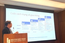 PGS, TS Vũ Anh Tuấn - Giám đốc Trung tâm Nghiên cứu Giao thông Vận tải, Trường đại học Việt Đức cho rằng, giao thông thông minh sẽ tập trung vào các giải pháp công nghệ thông tin và chuyển đổi năng lượng.