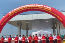 Tổng công ty Đầu tư phát triển đường cao tốc Việt Nam cùng chính quyền địa phương và các đơn vị tổ chức Lễ thông xe đường cao tốc Bến Lức-Long Thành, ngày 7/2. (Ảnh: QUÝ HIỀN)