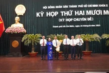 Đồng chí Nguyễn Văn Được nhận hoa chúc mừng của các đồng chí lãnh đạo Thành phố Hồ Chí Minh. (Ảnh: Thế Anh)