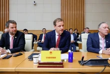 Ông Wietse Mutters (giữa), Tổng Giám đốc Điều hành Heineken Việt Nam chia sẻ tại buổi đối thoại. (Ảnh: EuroCham)