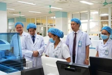 Nhân lực y tế kiểm tra máy, thiết bị hóa sinh tại Bệnh viện Đa khoa tỉnh Thanh Hóa.