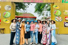 Ngày hội bánh dân gian Nam Bộ tại thành phố Bạc Liêu thu hút sự quan tâm của nhiều người dân, khách du lịch trong và ngoài tỉnh. (Ảnh: TRỌNG DUY)