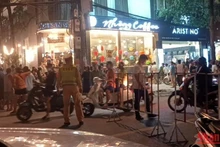 Lực lượng công an lập hàng rào bảo vệ hiện trường vụ án.