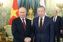 Tổng Bí thư Tô Lâm hội đàm hẹp với Tổng thống Liên bang Nga Vladimir Putin, tại Điện Kremlin. (Ảnh: TTXVN)