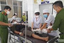 Thượng tá Lê Văn Thanh, Trưởng Công an huyện Lai Vung thăm anh Nguyễn Long Hải bị gãy chân, điều trị tại Bệnh viện Đa khoa Sa Đéc.