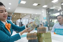 ABBANK giao dịch khách hàng. 
