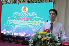 Đồng chí Ngọ Duy Hiểu, Phó Chủ tịch Tổng Liên đoàn trao đổi các vấn đề liên quan đến giảm nghèo, kỹ năng lãnh đạo.