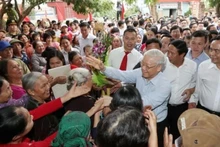 Tổng Bí thư Nguyễn Phú Trọng với nhân dân thôn Thượng Điện, xã Vinh Quang, huyện Vĩnh Bảo trong Ngày hội Đại đoàn kết toàn dân tộc thành phố Hải Phòng, chiều 15/11/2017. (Ảnh: TTXVN)