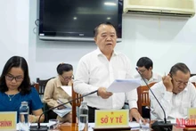 Đại diện lãnh đạo Sở y tế Long An báo cáo tình trạng thiếu thuốc, vật tư y tế tại các bệnh viện của tỉnh.