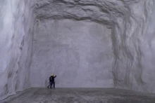 Bên trong một hang động ở Predaia, Italia, nơi các nhà sản xuất táo đang lưu trữ sản phẩm của họ trong nỗ lực cắt giảm hóa đơn năng lượng. (Ảnh: REUTERS)