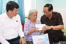 Phó Chủ tịch Quốc hội Trần Quang Phương thăm hỏi, tặng quà người có công đang được chăm sóc, nuôi dưỡng tại Trung tâm điều dưỡng người có công tỉnh Quảng Ngãi.