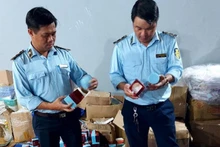 Lực lượng chức năng kiểm tra, xác minh kho hàng giả tại Thành phố Hồ Chí Minh. (Ảnh: Tổng cục Quản lý thị trường).