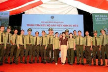 Lãnh đạo Tổng cục Lâm nghiệp, Cục Kiểm lâm và Tổ chức Động vật Châu Á chụp ảnh lưu niệm cùng lực lượng kiểm lâm Vườn quốc gia Bạch Mã.