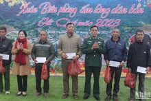 Đại tá Nguyễn Thanh Dịu, Chính ủy Bộ chỉ huy Bộ đội Biên phòng tỉnh Điện Biên tặng quà các gia đình tiêu biểu thuộc hai xã biên giới Hua Thanh và Mường Pồn.