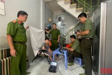 Đoàn thanh niên Công an Thành phố Hồ Chí Minh thực hiện làm căn cước công dân gắn chíp cho người lớn tuổi đi lại khó khăn.