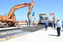 Thi công đường cất hạ cánh Cảng hàng không quốc tế Long Thành. Ảnh: THANH GIANG