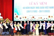 Bí thư Tỉnh ủy Đắk Lắk Nguyễn Đình Trung tặng hoa chúc mừng các thế hệ cán bộ quản lý, nhà giáo trên địa bàn tỉnh.