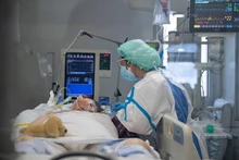 Nhân viên y tế điều trị cho bệnh nhân Covid-19 tại bệnh viện ở Barcelona, Tây Ban Nha. (Ảnh: AFP/TTXVN)