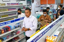 Cảnh sát kiểm tra thuốc siro ho tại một hiệu thuốc ở Banda Aceh, Indonesia, ngày 24/10/2022. (Ảnh tư liệu: AFP/TTXVN)