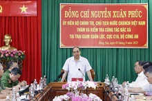 Chủ tịch nước Nguyễn Xuân Phúc làm việc với Ban Giám thị Trại giam Xuân Lộc. (Ảnh: TTXVN)