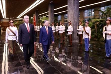 Tổng Bí thư, Chủ tịch nước Tô Lâm và Bí thư thứ nhất Đảng Cộng sản Cuba, Chủ tịch Cuba Miguel Diaz Canel Bermudez duyệt Đội danh dự. (Ảnh: Lâm Khánh/TTXVN) 