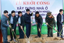 Các đại biểu tiến hành thủ tục khởi công xây nhà ở mẫu cho hộ gia đình ông Hồ Văn Ngươi ở Khối 6, thị trấn Khe Sanh. 