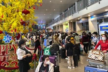 Hành khách đi và đến sân bay Tân Sơn Nhất những ngày cao điểm Tết 2023.