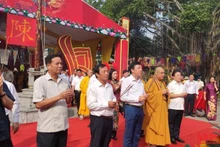 Các đại biểu dâng hương tưởng niệm 722 năm ngày mất Hưng Đạo Đại vương Trần Quốc Tuấn.