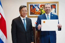 Đại sứ Việt Nam tại Cuba, kiêm nhiệm Costa Rica Lê Quang Long trang trọng trình Quốc thư lên Tổng thống Rodrigo Chaves Robles. (Nguồn: TTXVN)