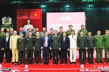Thứ trưởng Trần Quốc Tỏ (giữa) và lãnh đạo tỉnh Hoà Bình chụp ảnh cùng cán bộ Công an tỉnh.