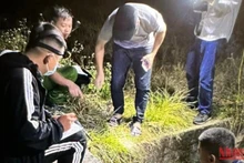 Lực lượng điều tra tiến hành khám nghiệm hiện trường vụ mất trộm hài cốt ở huyện Thái Thụy, tỉnh Thái Bình. (Ảnh công an cung cấp).