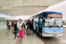 Hành khách sử dụng dịch vụ NIA-shuttle bus.