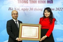 Đại diện Công ty TNHH AstraZeneca Việt Nam (phải) nhận Bằng khen của Thủ tướng Chính phủ. (Ảnh: Công ty cung cấp).