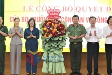 Lãnh đạo Tỉnh ủy, HĐND, UBND tỉnh tặng hoa chúc mừng đồng chí Thiếu tướng Đinh Văn Nơi, Cục trưởng Cục An ninh chính trị nội bộ, Bộ Công an. 