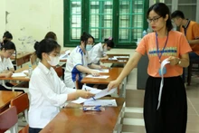Thí sinh dự thi kỳ thi THPT quốc gia năm 2024 tại điểm thi Trường THPT Chu Văn An (Hà Nội). (Ảnh NGỌC MAI)