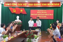 Đồng chí Lê Quốc Phong trao quyết định cho đồng chí Nguyễn Ngọc Thương. (Ảnh: HỮU NGHĨA)