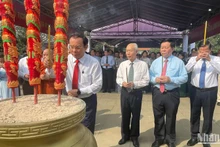 Đồng chí Nguyễn Văn Nên, Ủy viên Bộ Chính trị, Bí thư Thành ủy Thành phố Hồ Chí Minh dâng hương tưởng niệm các Anh hùng, liệt sĩ, các đồng chí lãnh đạo của Đảng và Nhà nước.
