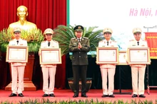 Bộ trưởng Công an Tô Lâm trao phần thưởng của Đảng Nhà nước cho cán bộ Công an thành phố có thành tích xuất sắc.