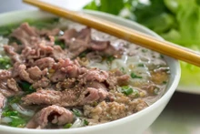 “Một tô phở bò chắc chắn sẽ chữa lành mọi bệnh tật của bạn” (Ảnh: CNN)