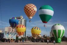 Lễ hội Khinh khí cầu ở Cửa Lò đã thu hút đông đảo du khách.