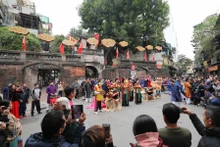 Đoàn rước lễ qua Ô Quan Chưởng. 