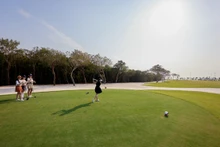 Khán giả được theo dõi những cú đánh bóng điệu nghệ tại hai sân golf đẳng cấp hàng đầu.