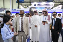 Đại biểu Saudi Arabia tìm hiểu các sản phẩm công nghệ tại Hội chợ triển lãm Trung Quốc-Arab tổ chức tại thành phố Ngân Xuyên, Ninh Hạ. (Ảnh: yicai.com)