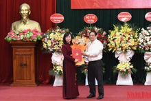 Thủ tướng Phạm Minh Chính trao quyết định Quyền Bộ trưởng Y tế cho đồng chí Đào Hồng Lan. (Ảnh: TRẦN HẢI)
